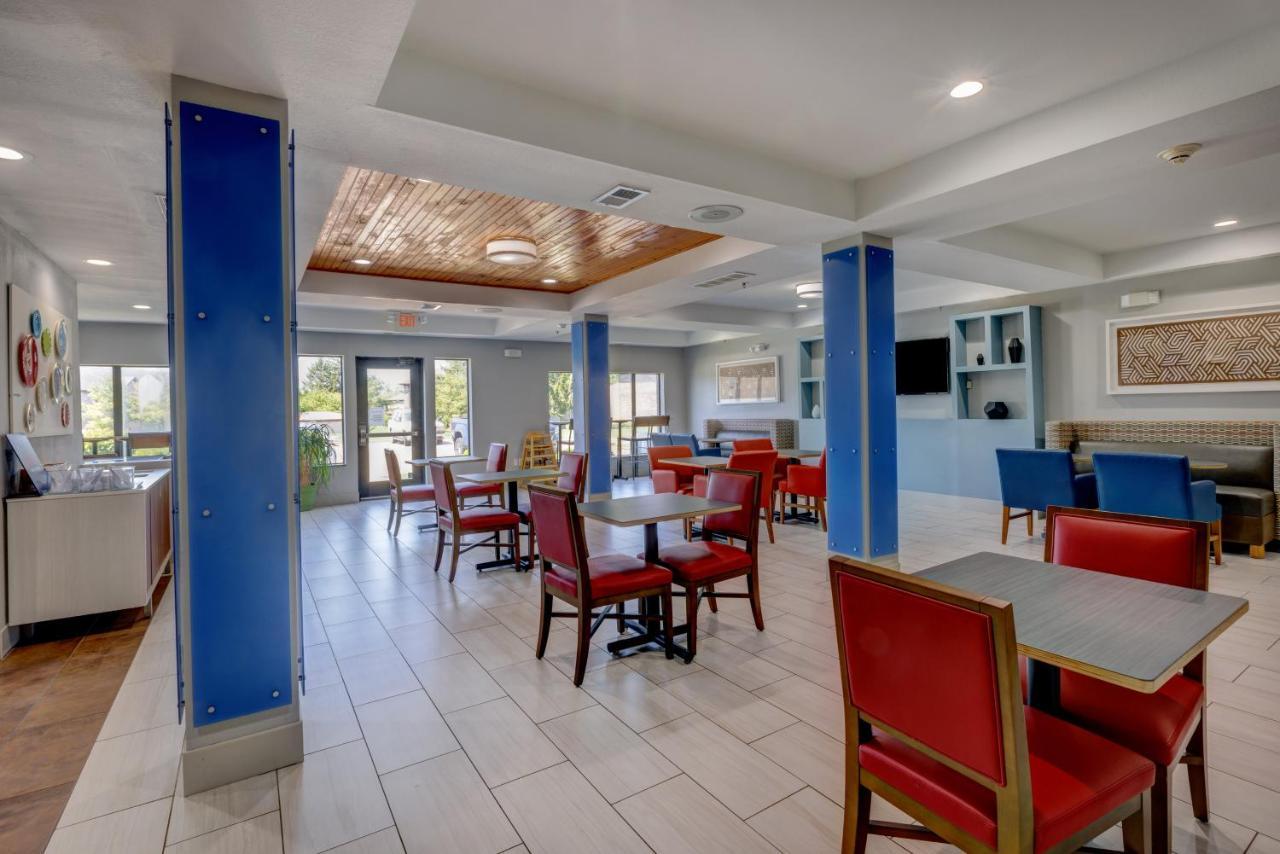 Holiday Inn Express Hotel & Suites Shelbyville By Ihg Buitenkant foto